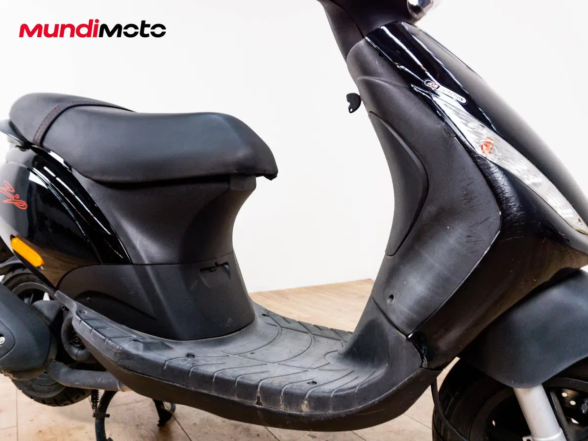 Piaggio Zip 50 4T (2021 - 25) (5)