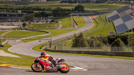 Marc Marquez, in alto Andrea Dovizioso durante i test di luglio