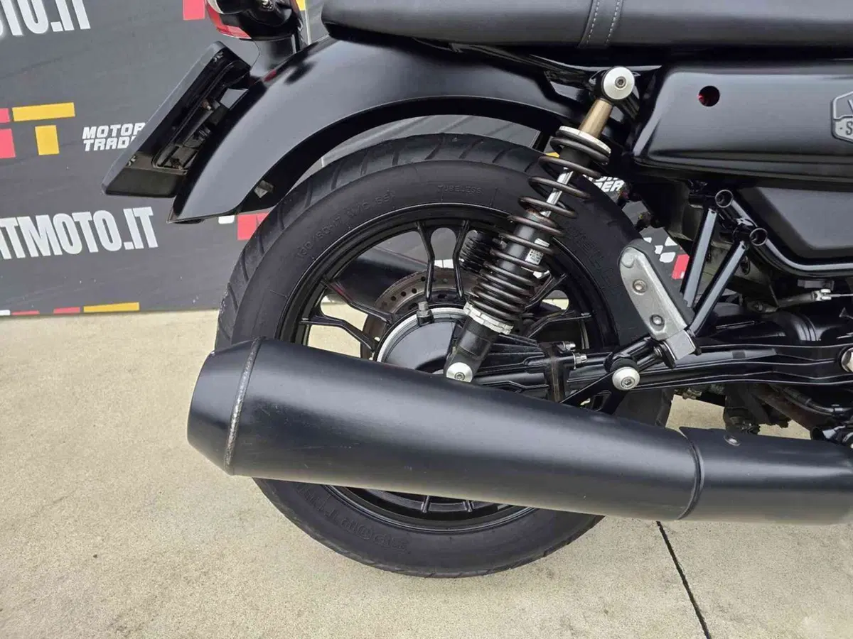 Moto Guzzi V7 Stone (2021 - 24) (9)