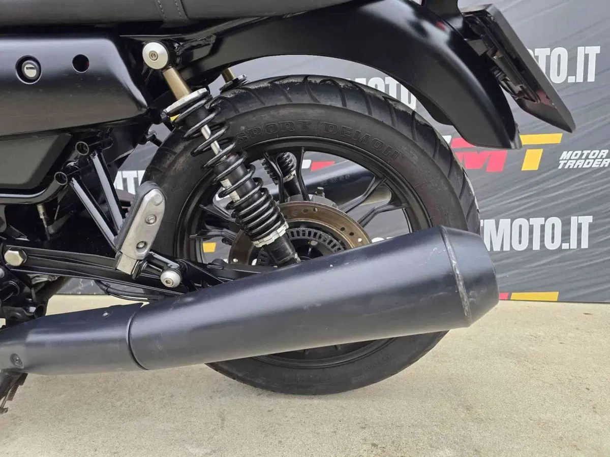 Moto Guzzi V7 Stone (2021 - 24) (10)