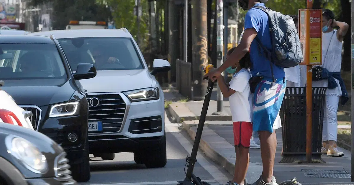 Perch&eacute; le compagnie di sharing di monopattini non ti danno il casco anche se &egrave; obbligatorio indossarlo