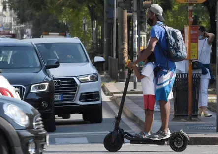 Perché le compagnie di sharing di monopattini non ti danno il casco anche se è obbligatorio indossarlo