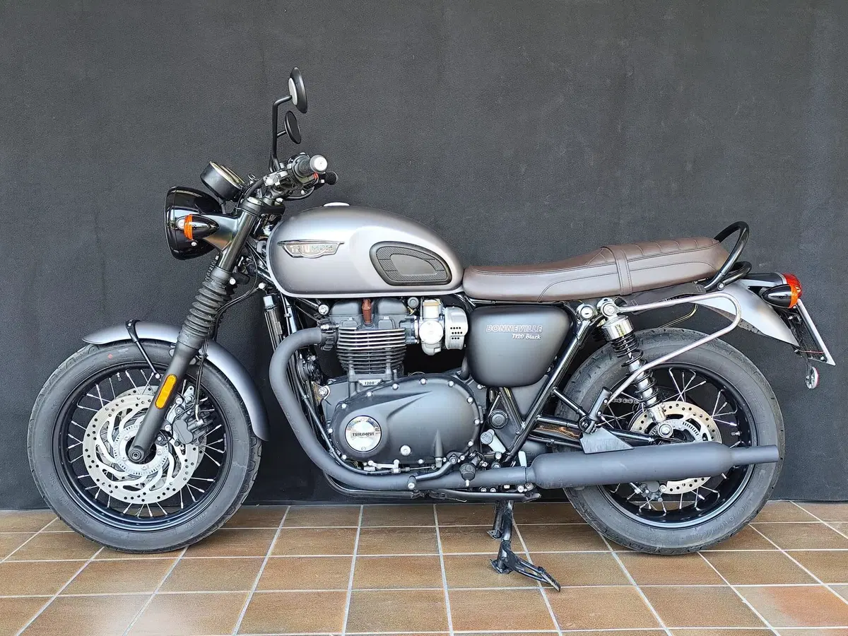 Triumph Bonneville T120 Black (2017 - 20) (2)