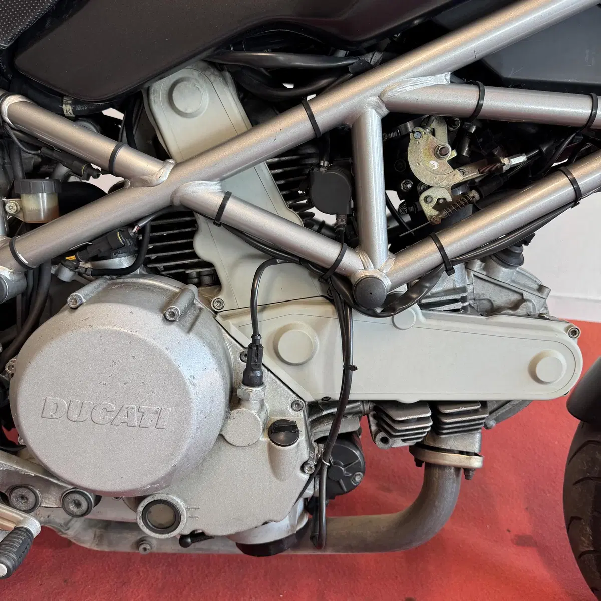Ducati Monster 620 I.E. Dark (2002) (7)