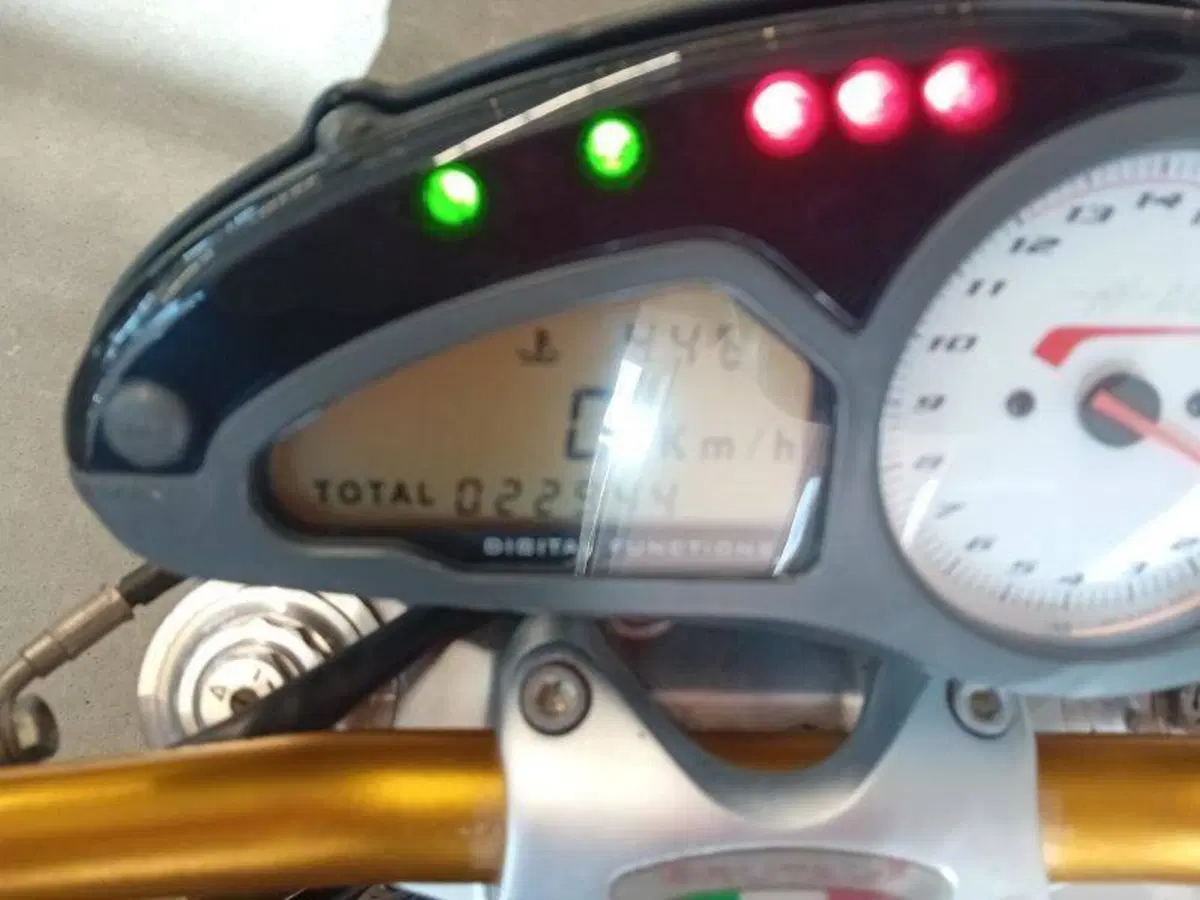 MV Agusta Brutale 989 R (3)