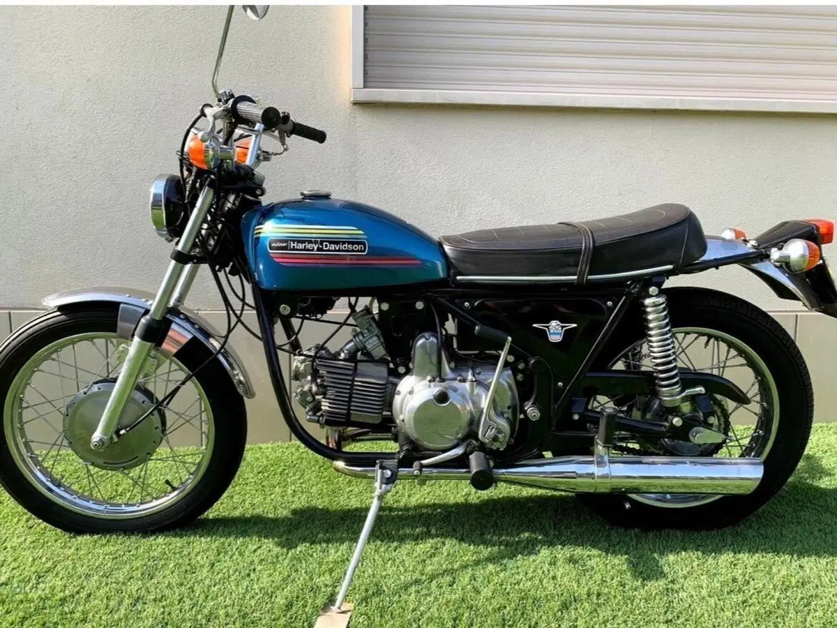 Aermacchi Harley-Davidson 350 SS (4)