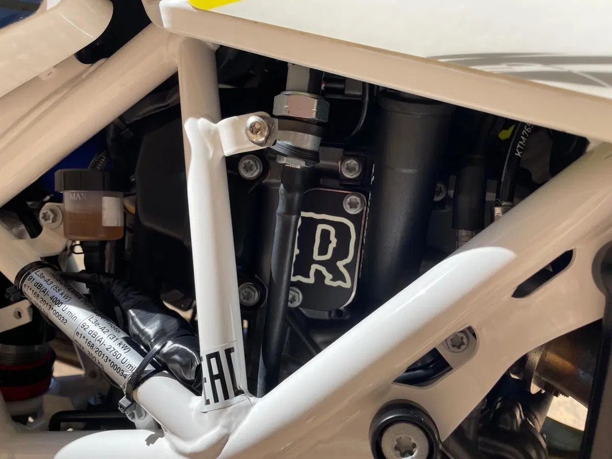 Husqvarna 701 Supermoto (2017 - 19) (13)