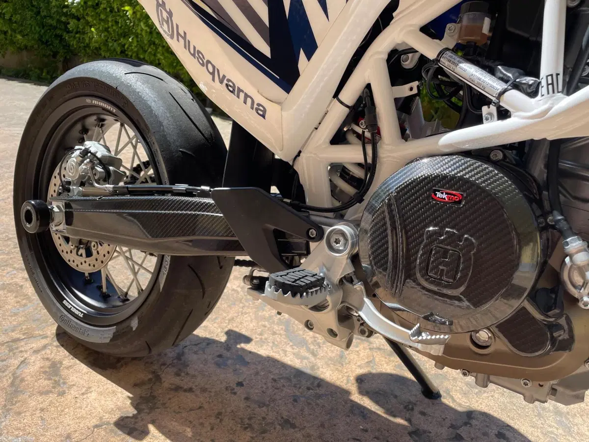 Husqvarna 701 Supermoto (2017 - 19) (14)