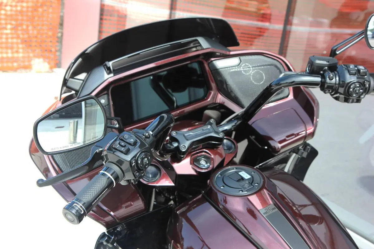 Harley-Davidson CVO Road Glide (2024) (17)