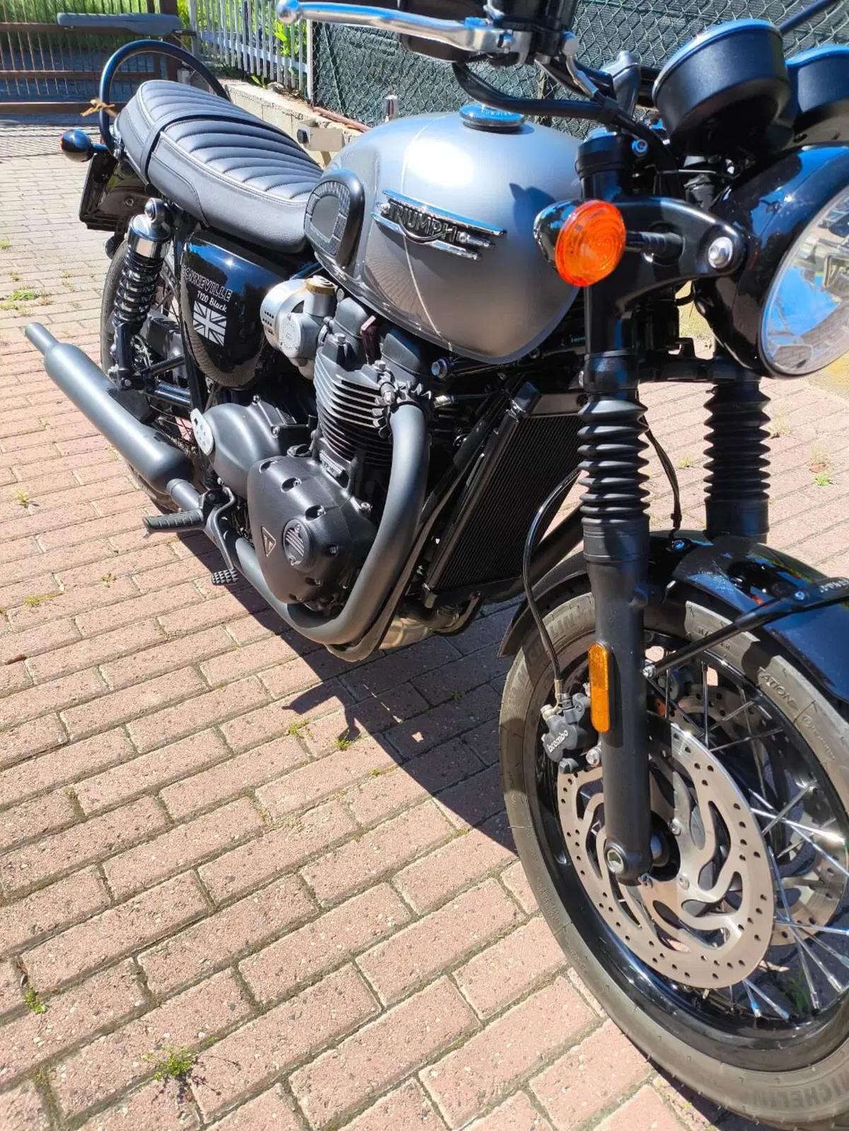 Triumph Bonneville T120 Black (2021 - 25) (2)