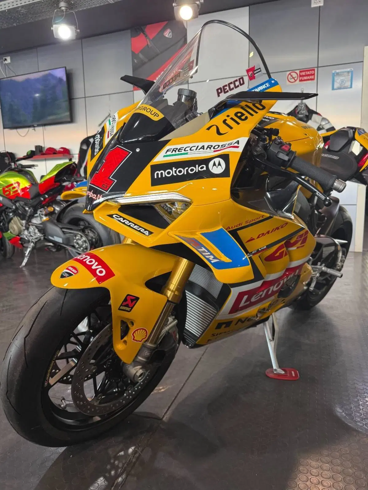Ducati Panigale V4 Bagnaia 2023 World Champion Replica (2024) (4)