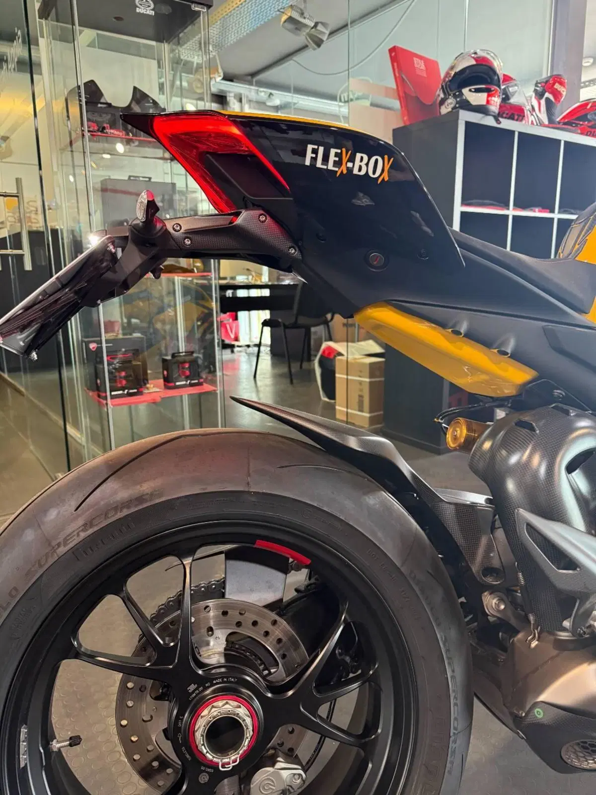 Ducati Panigale V4 Bagnaia 2023 World Champion Replica (2024) (11)