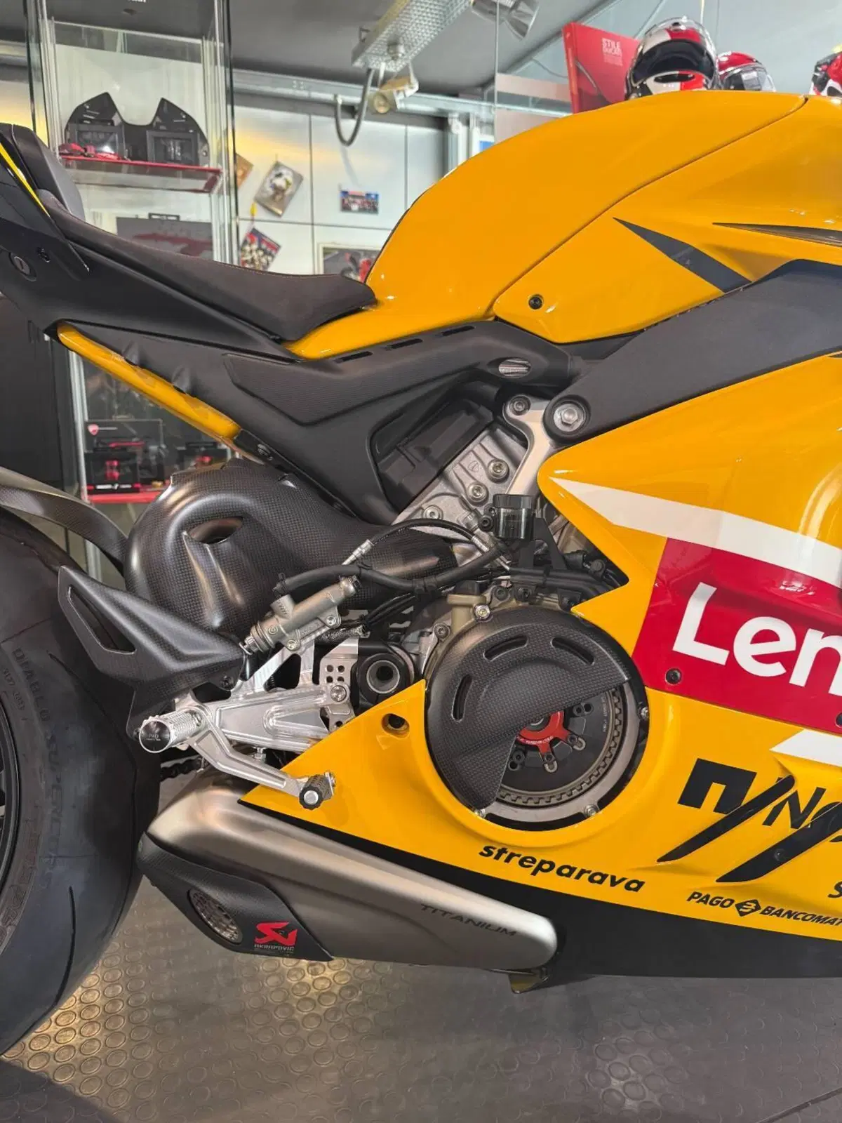 Ducati Panigale V4 Bagnaia 2023 World Champion Replica (2024) (2)