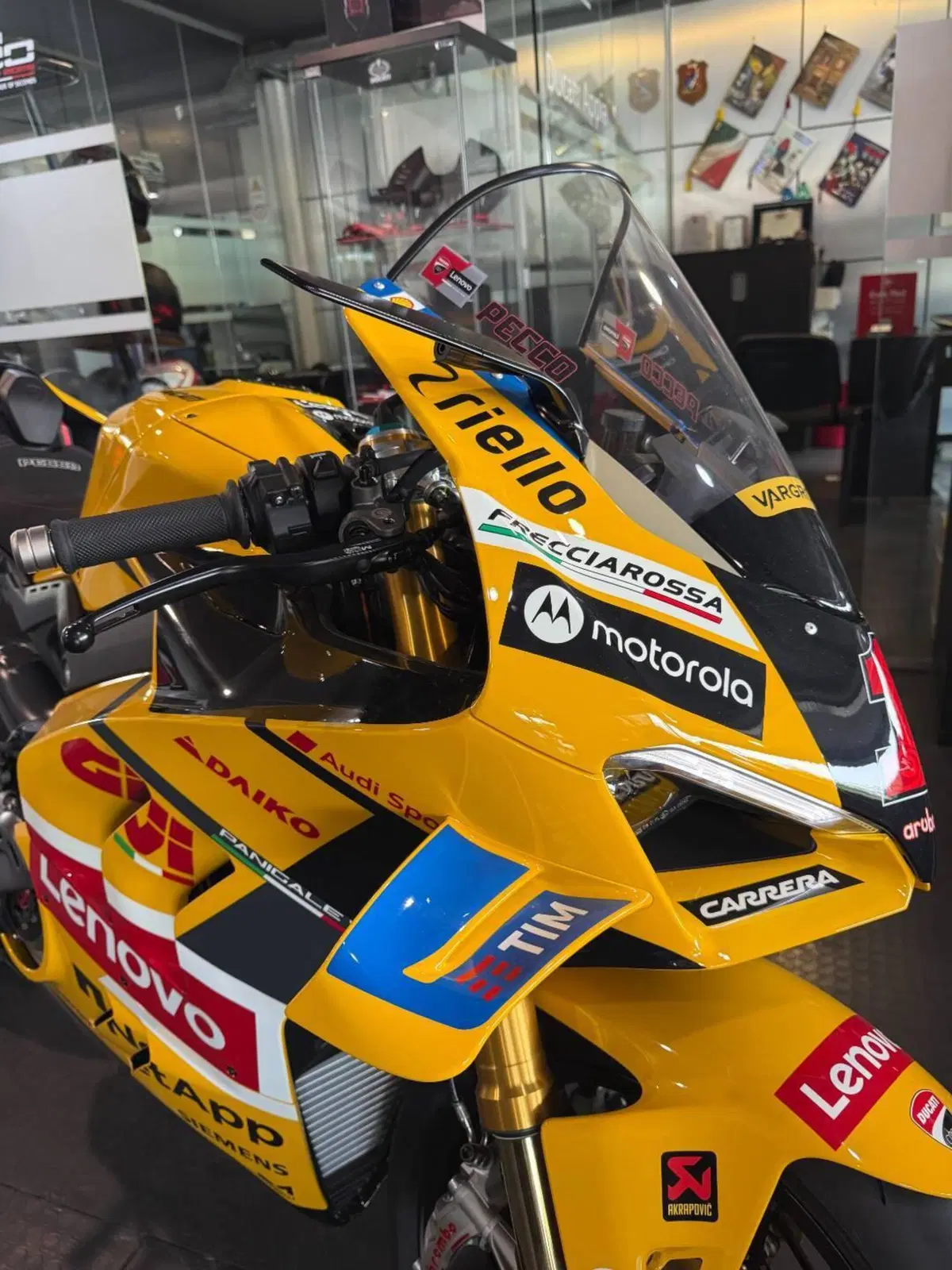 Ducati Panigale V4 Bagnaia 2023 World Champion Replica (2024) (3)