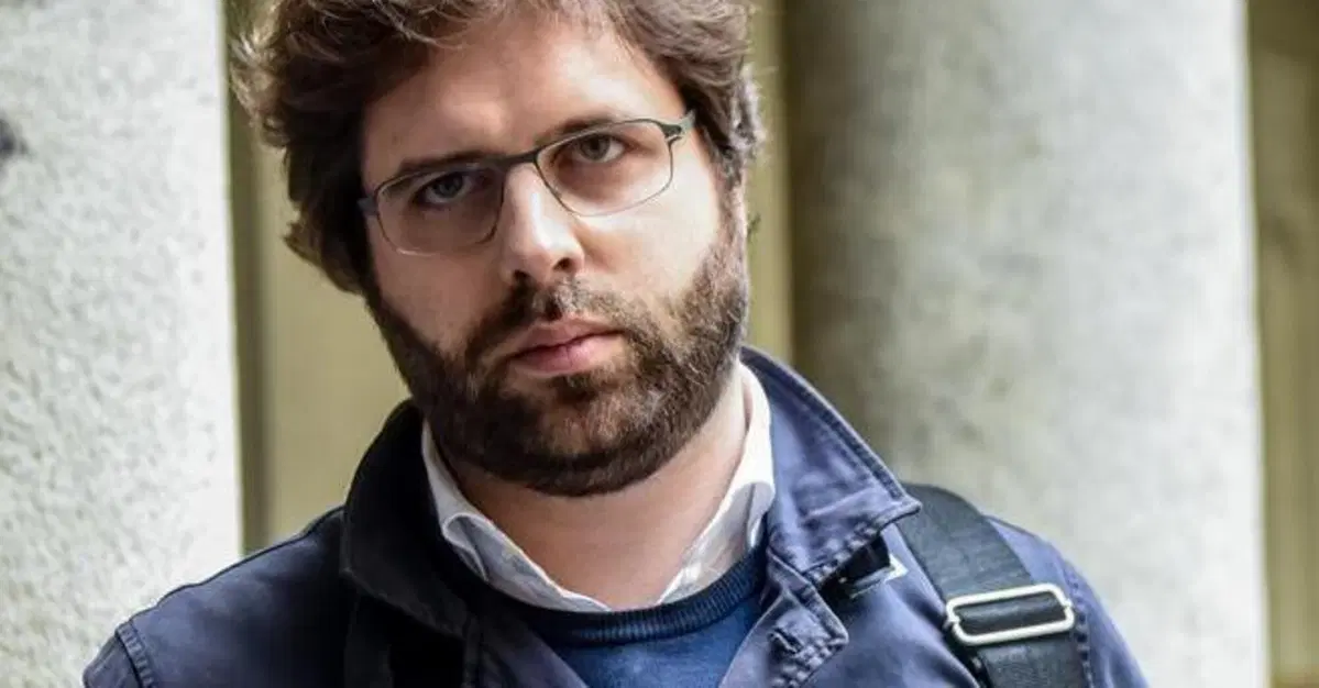 Barberis, Capo di Gabinetto di Sala a Milano, passa col rosso in scooter. Patente ritirata