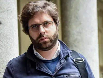 Barberis, Capo di Gabinetto di Sala a Milano, passa col rosso in scooter. Patente ritirata