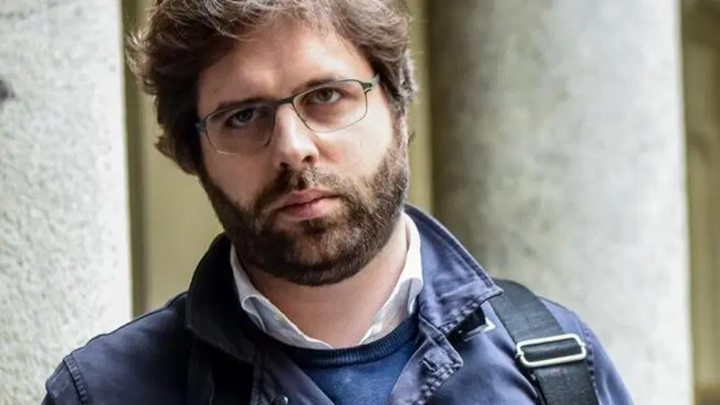 Barberis, Capo di Gabinetto di Sala a Milano, passa col rosso in scooter. Patente ritirata