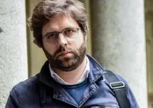 Barberis, Capo di Gabinetto di Sala a Milano, passa col rosso in scooter. Patente ritirata