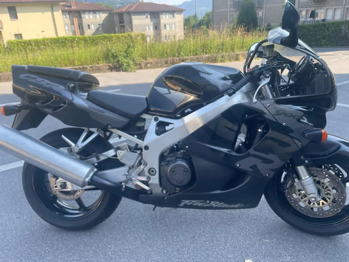 Honda CBR 900 RR (3)
