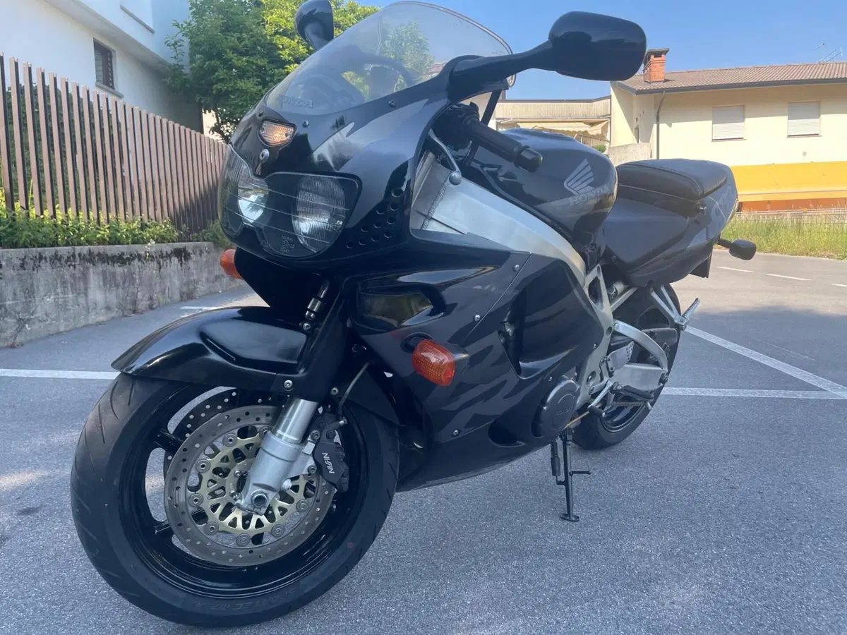 Honda CBR 900 RR (5)