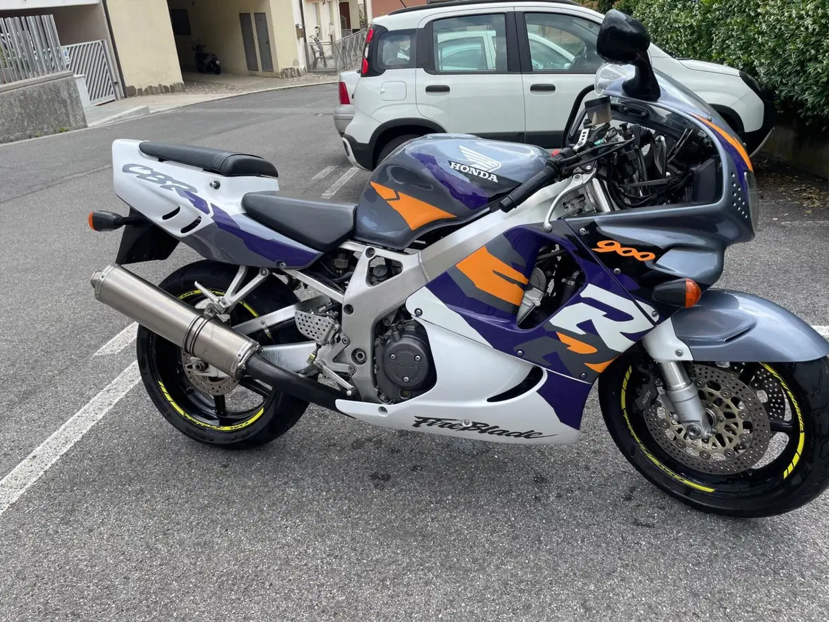 Honda CBR 900 RR Fireblade (3)