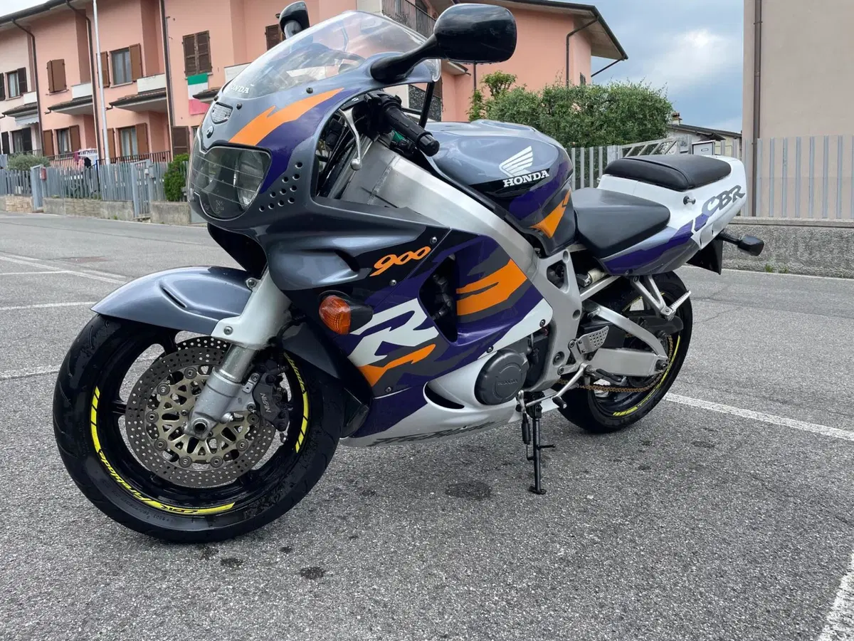 Honda CBR 900 RR Fireblade (4)