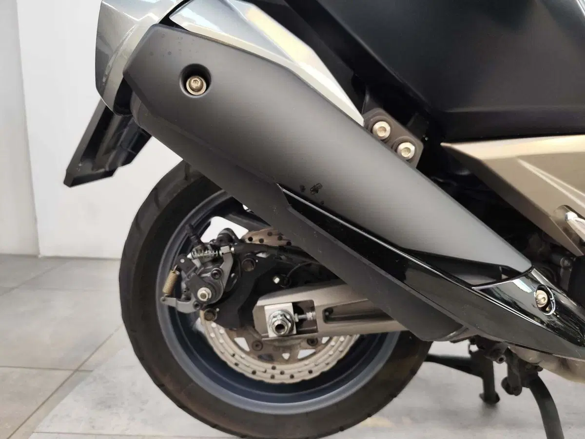 Kymco AK 550 ETS (2021 - 26) (10)