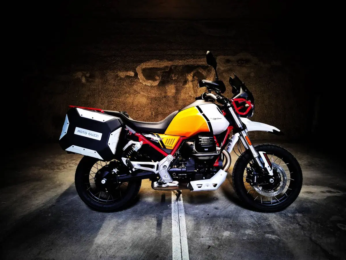 Moto Guzzi V85 TT Evocative Graphics (2021 - 23)