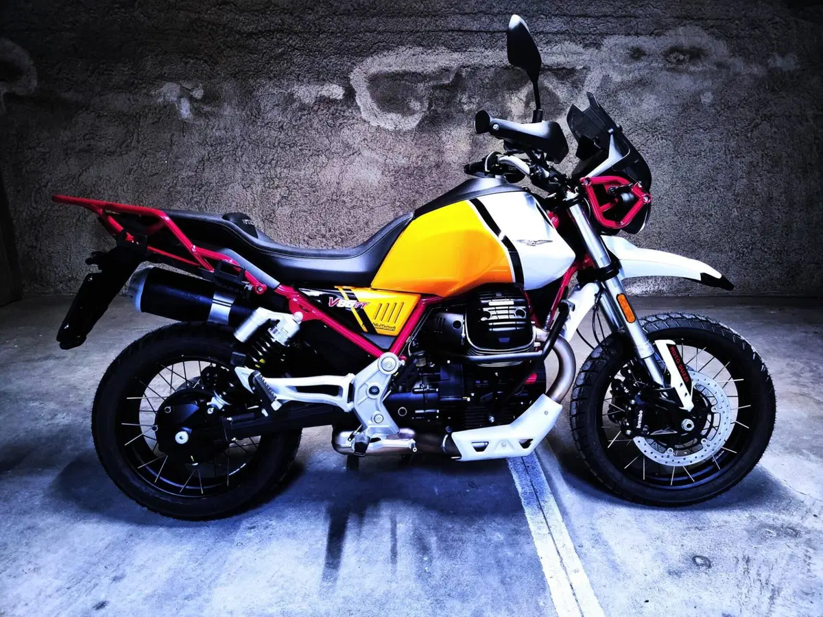 Moto Guzzi V85 TT Evocative Graphics (2021 - 23) (2)