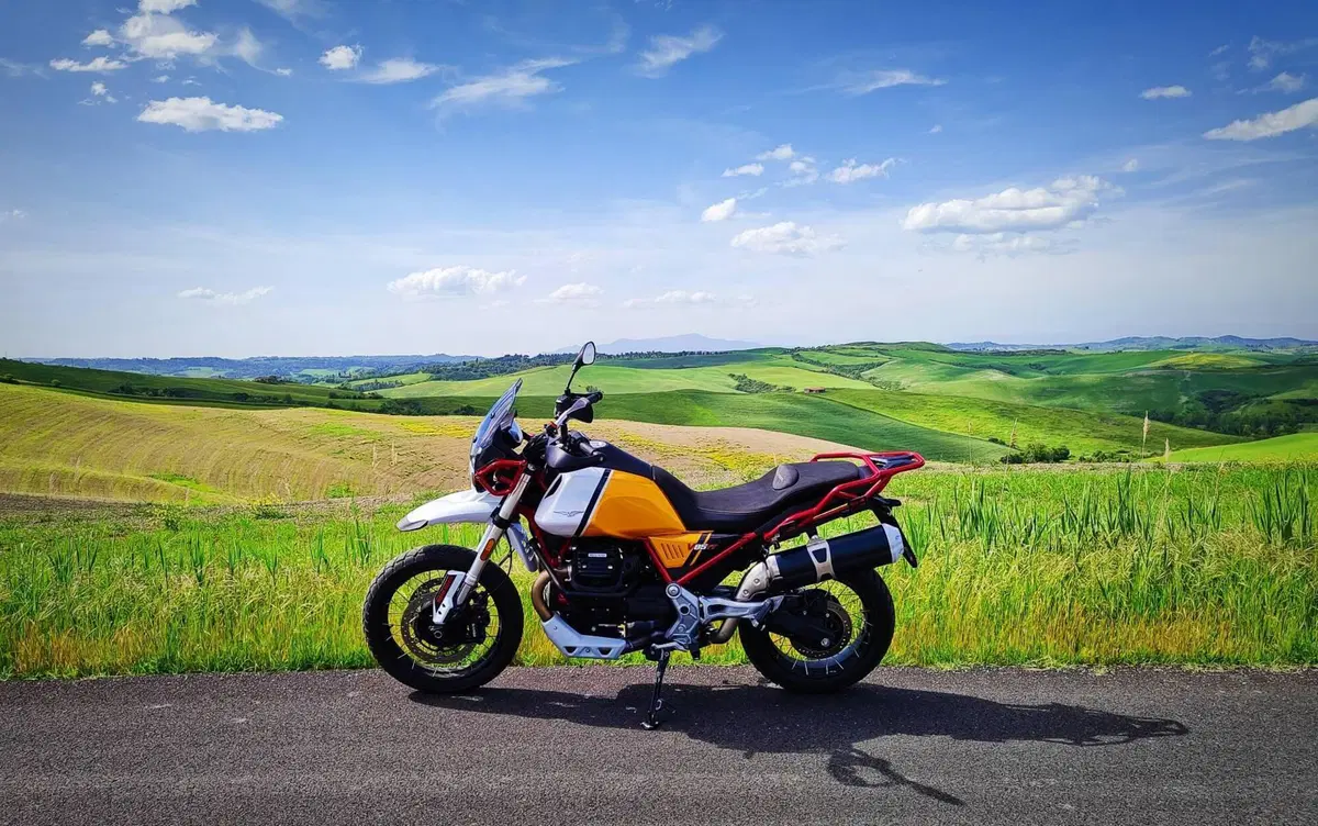 Moto Guzzi V85 TT Evocative Graphics (2021 - 23) (3)