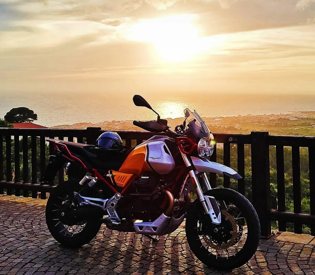 Moto Guzzi V85 TT Evocative Graphics (2021 - 23) (4)