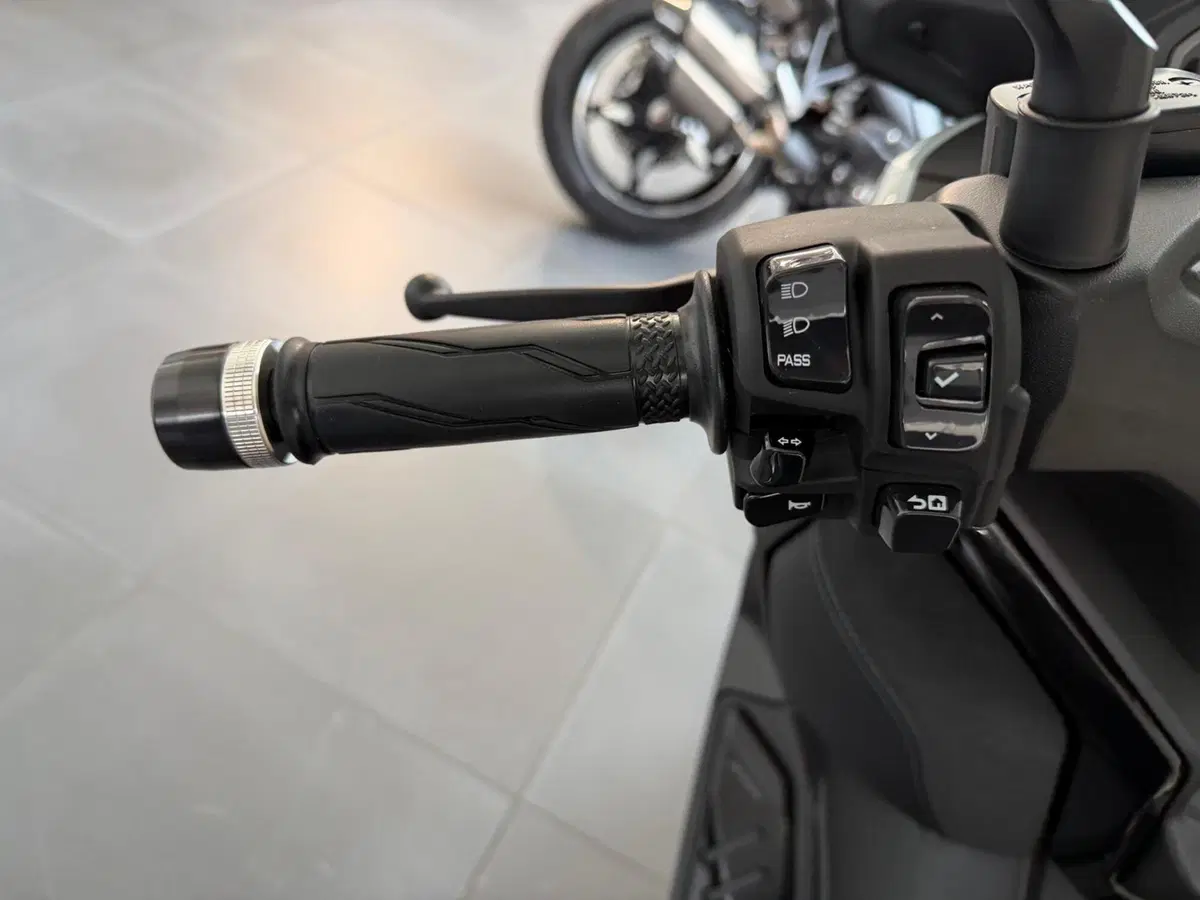 Yamaha X-Max 125 Tech Max+ (2025 - 26) (10)
