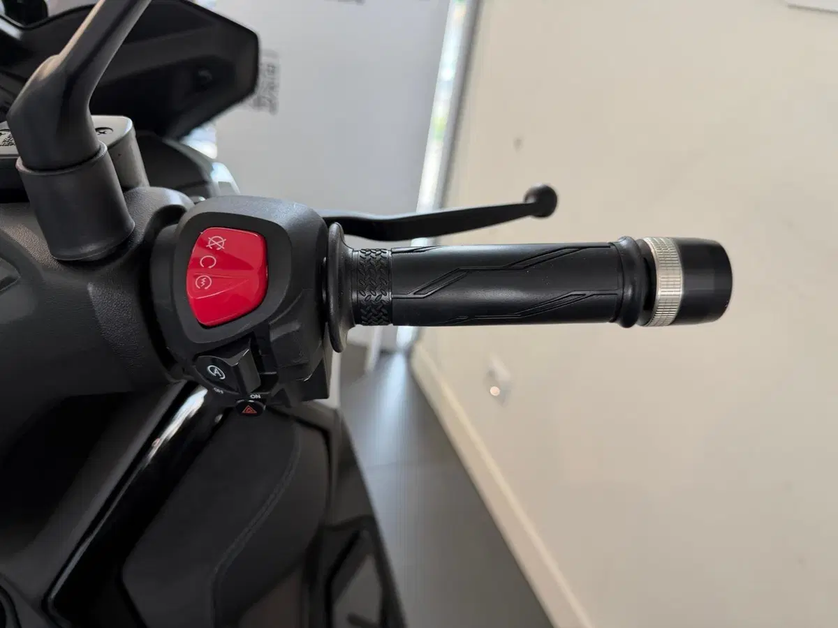 Yamaha X-Max 125 Tech Max+ (2025 - 26) (12)