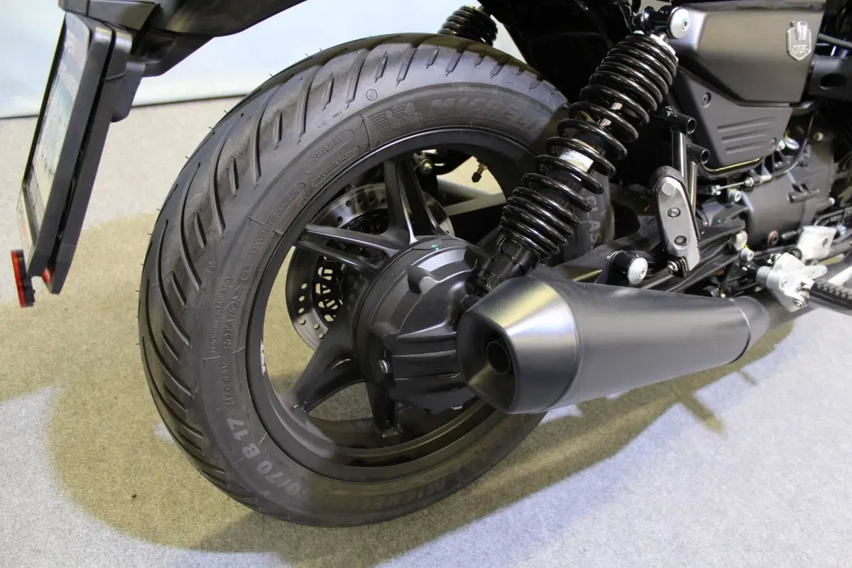 Moto Guzzi V7 Stone (2025 - 26) (6)