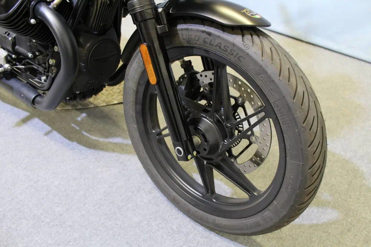 Moto Guzzi V7 Stone (2025 - 26) (7)