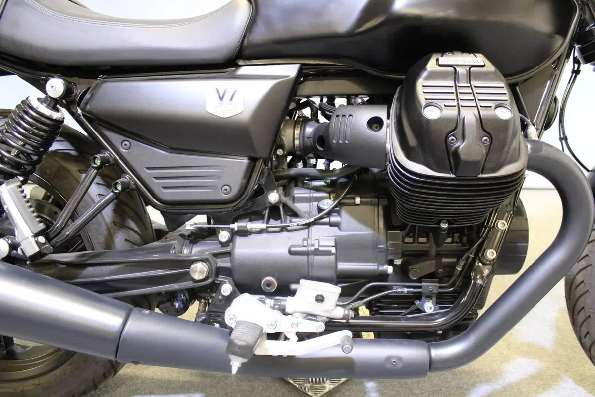 Moto Guzzi V7 Stone (2025 - 26) (9)