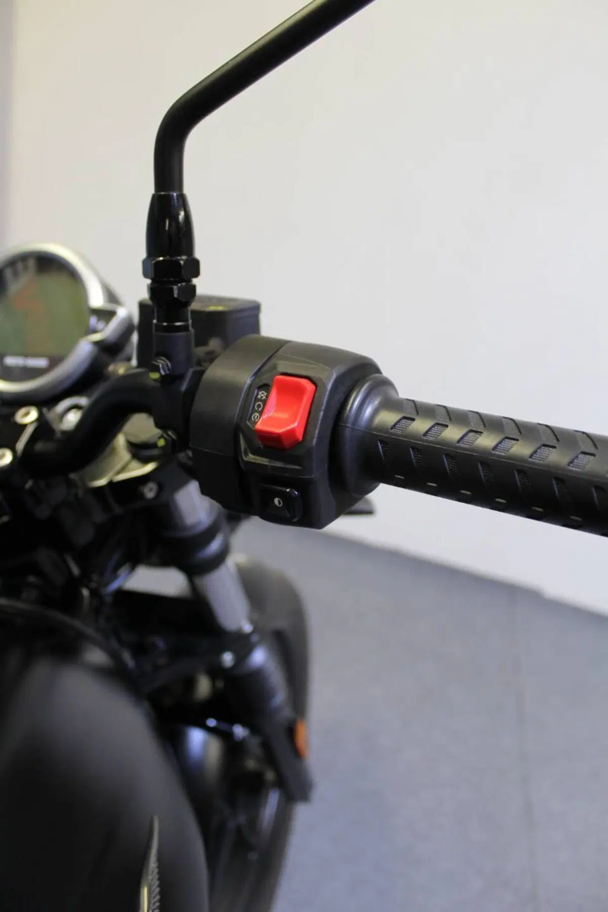 Moto Guzzi V7 Stone (2025 - 26) (11)