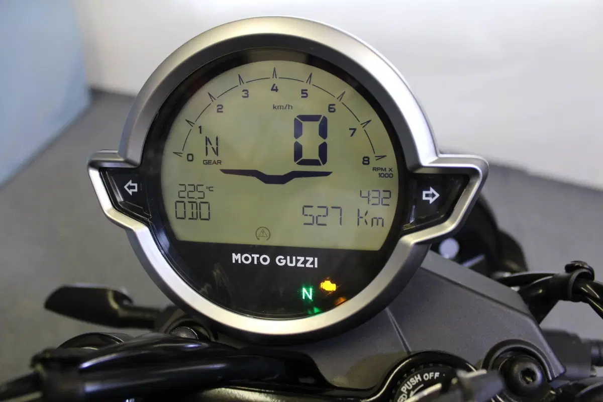 Moto Guzzi V7 Stone (2025 - 26) (3)