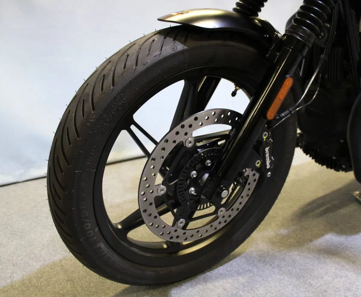 Moto Guzzi V7 Stone (2025 - 26) (14)