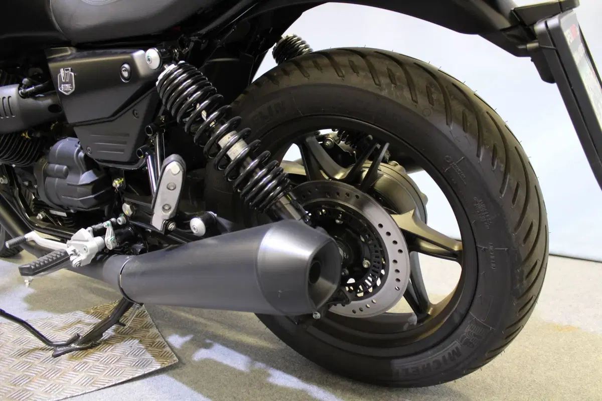 Moto Guzzi V7 Stone (2025 - 26) (15)