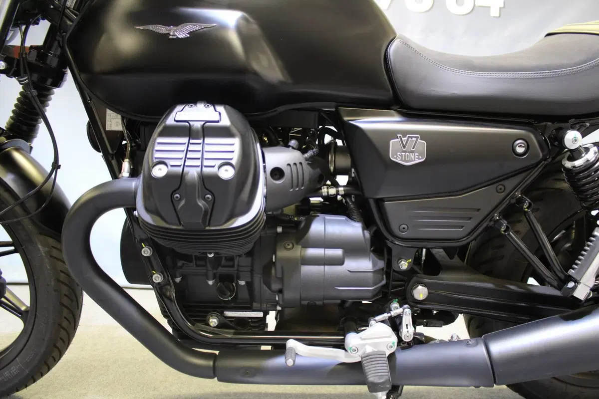 Moto Guzzi V7 Stone (2025 - 26) (16)