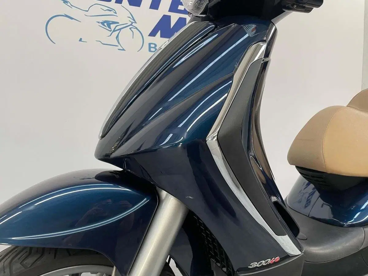 Piaggio Beverly Tourer 300 (9)
