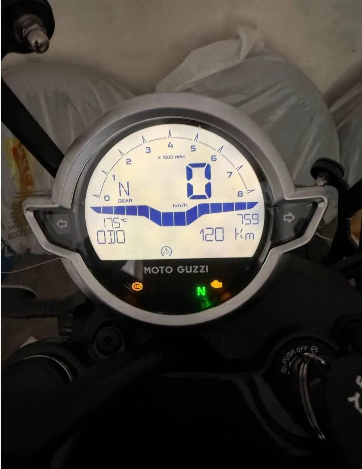 Moto Guzzi V7 Stone Special Edition (2022 - 25) (2)