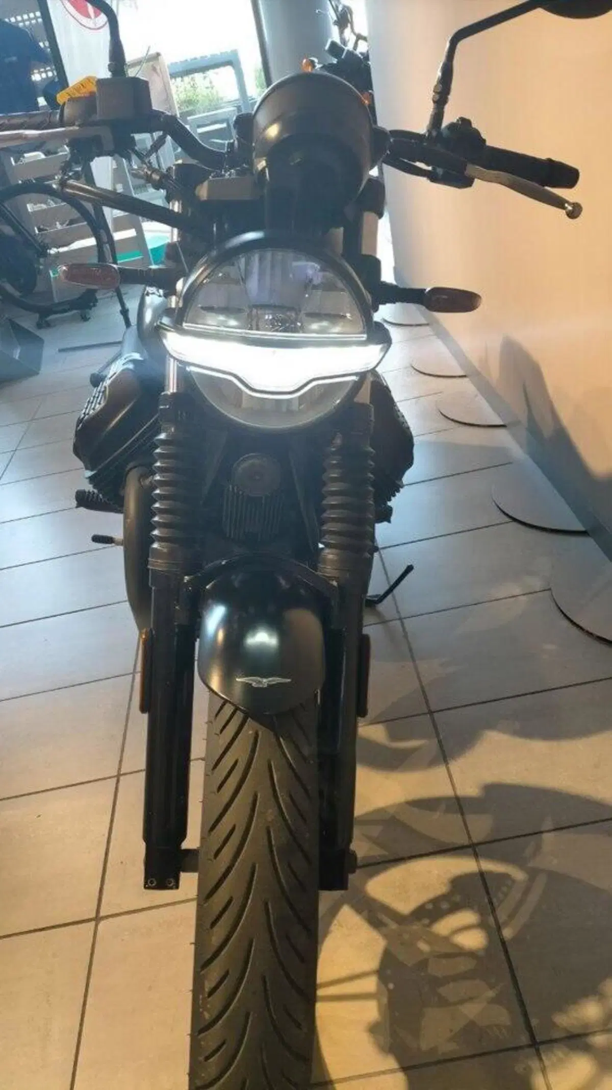 Moto Guzzi V7 Stone (2021 - 24) (3)