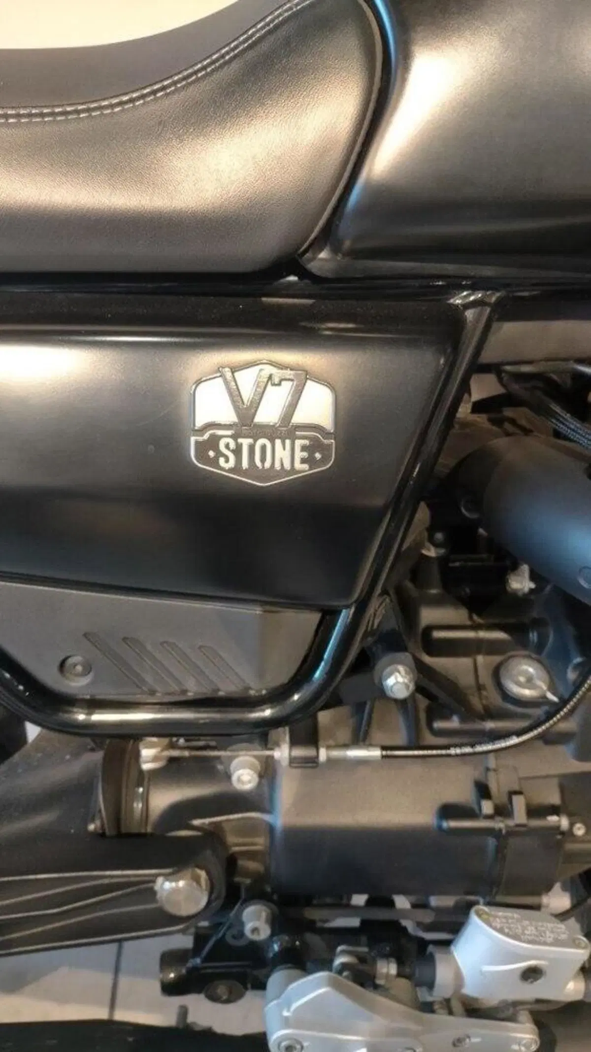 Moto Guzzi V7 Stone (2021 - 24) (2)