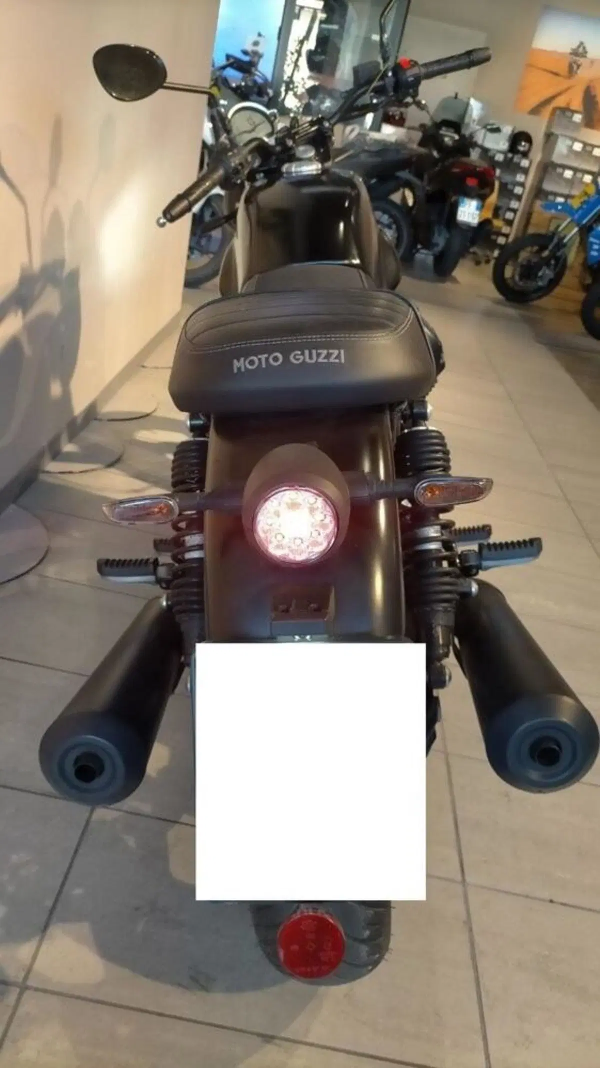 Moto Guzzi V7 Stone (2021 - 24) (6)