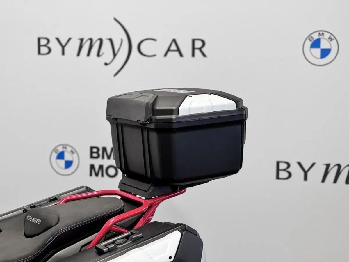 Moto Guzzi V85 TT Evocative Graphics (2021 - 23) (4)