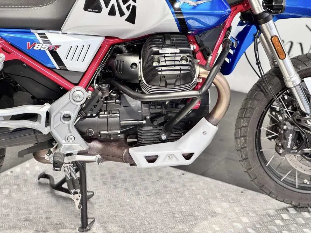 Moto Guzzi V85 TT Evocative Graphics (2021 - 23) (13)