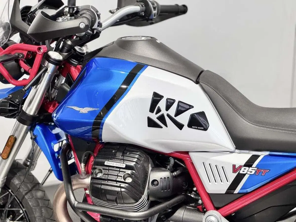 Moto Guzzi V85 TT Evocative Graphics (2021 - 23) (5)