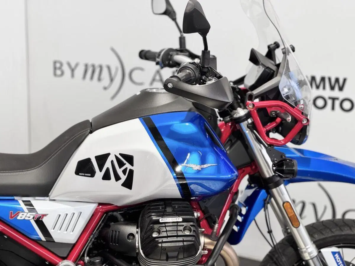Moto Guzzi V85 TT Evocative Graphics (2021 - 23) (14)